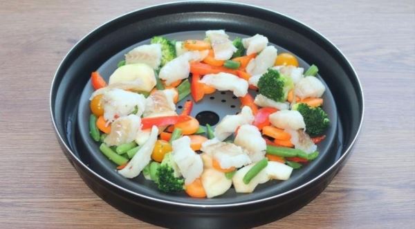 Рыба с овощами, приготовленная на пару