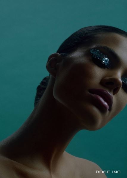 Три макияжа для Тины Кунаки: визажист модели рассказал, как наносит глиттер на веки и создает эффект омбре на губах